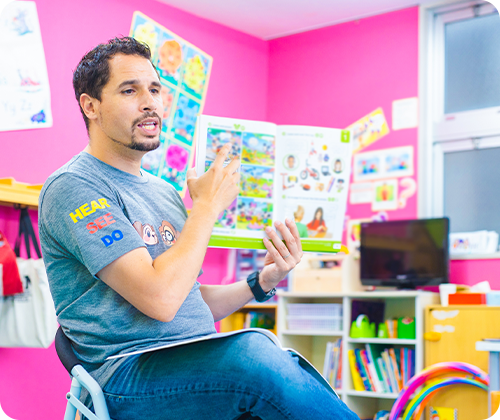 英語で絵本の読み聞かせとクラフト