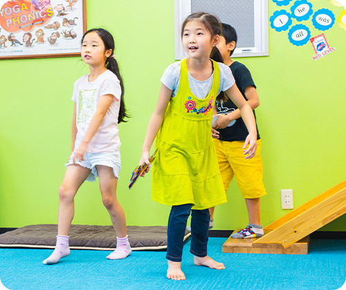 フォニックスをヨガの動きで表現