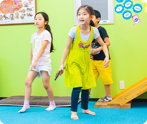 ヨガの動きでフォニックスを学ぶ